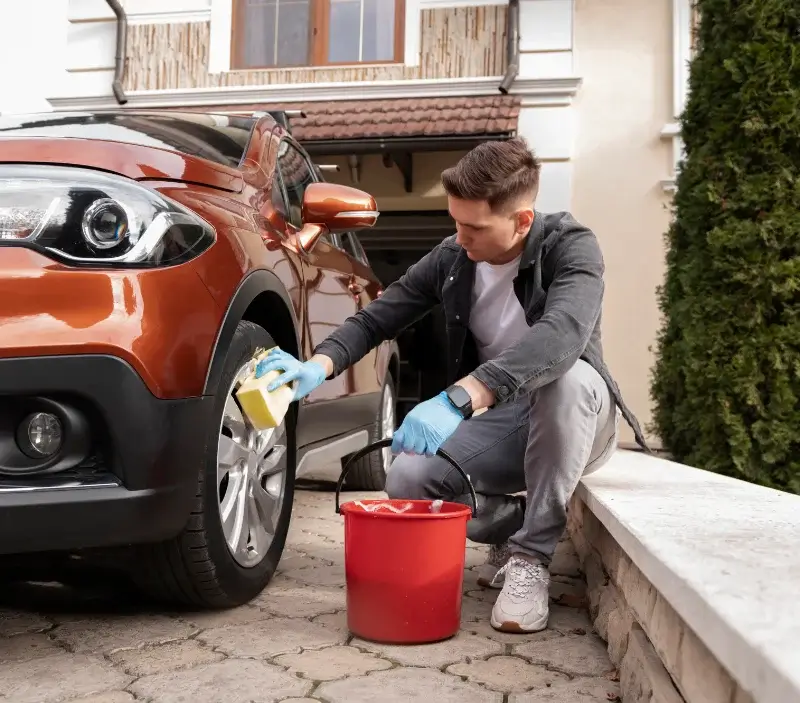Lavage auto à domicile Pirou : professionnel intervenant sur un véhicule